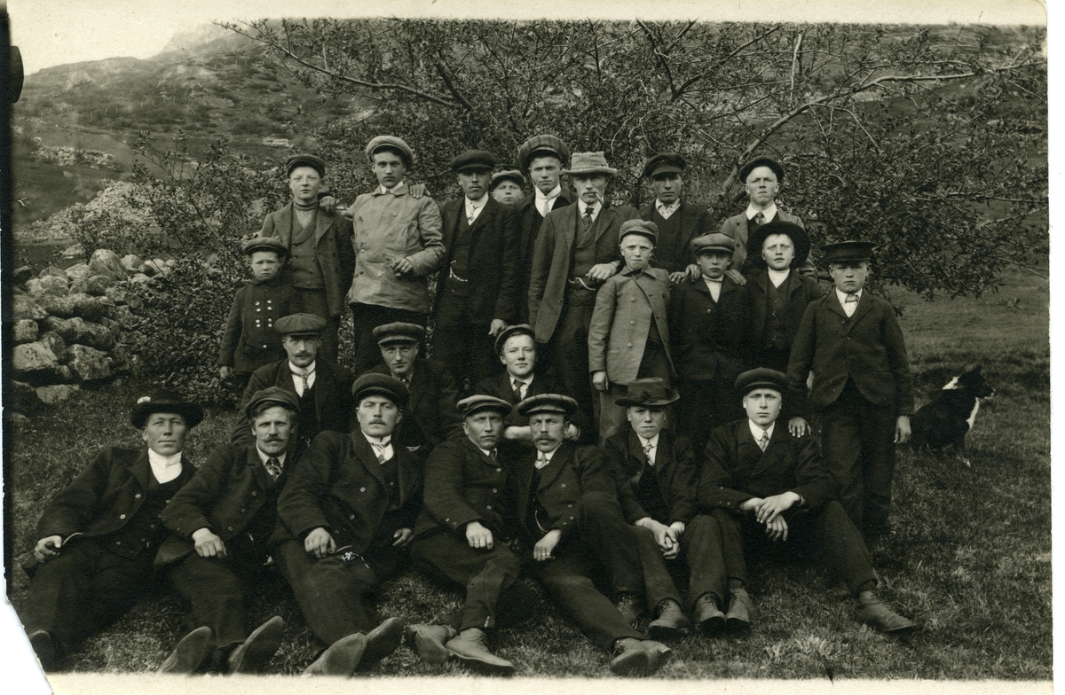 Bilde av flere menn samlet foran et tre. Bildet er tatt ved en basar ved Nedre Dalen skule i Vang kommune i Valdres. Bildet er tatt ca 1908-1910.