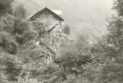 Dokumentasjonsbilder i serie av et gammelt småbruk med vånin