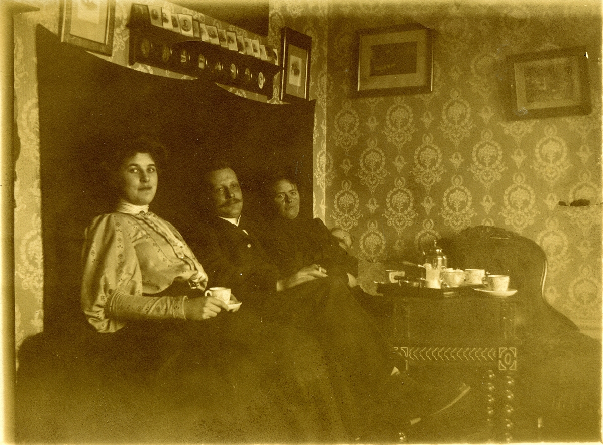 "Greta, Sven, Anna" vid kaffebordet. Anna sommaren 1906" - Anna Charlier