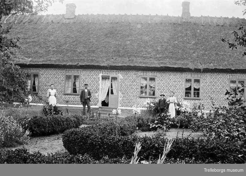 Bilden tagen på Lilla Kulladal ca 1920,från vänster: 1.Pär Jönsson 2.Anna Jönsson 3.Ev. syskonbarnet Elsa 4.Ev. Ture.