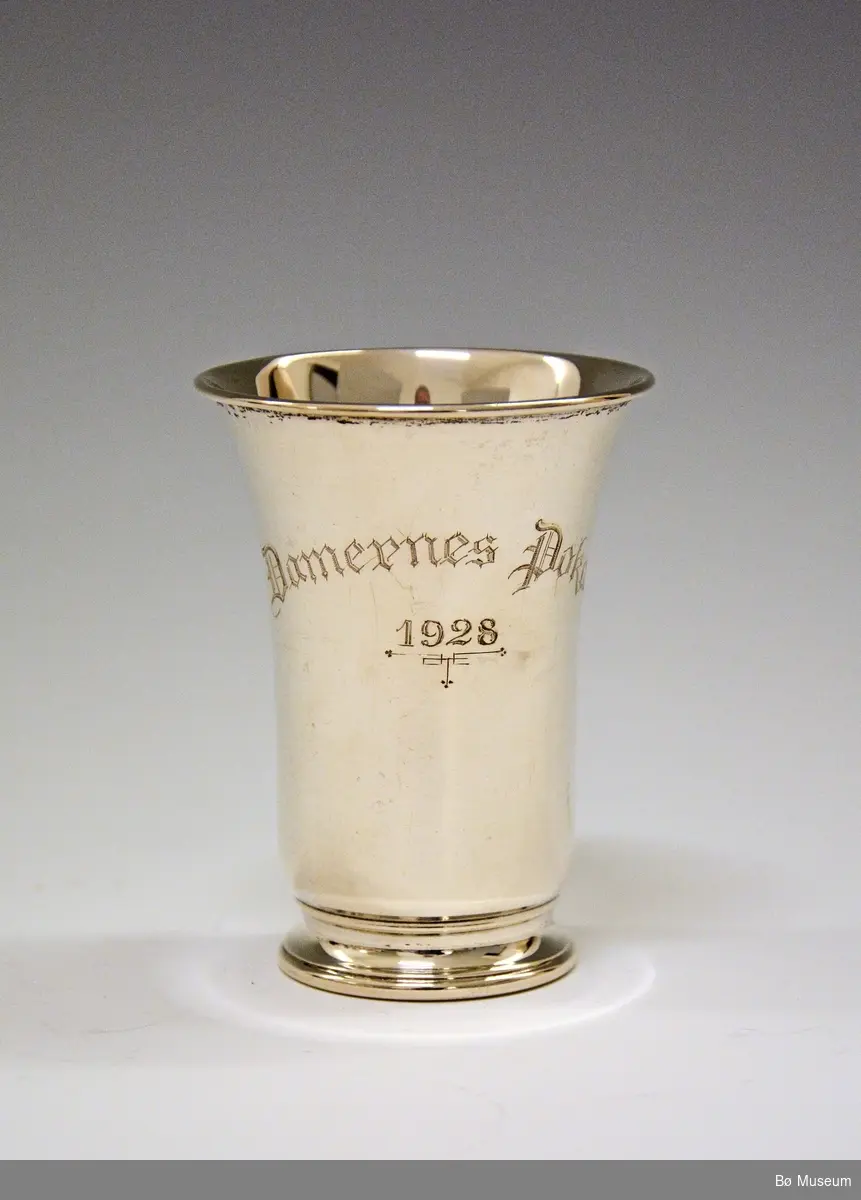 Mindre sølvpokal, med påskriften:
"Damernes Pokal - 1928"
Stempel: 830 S (og merke) (5946/84)