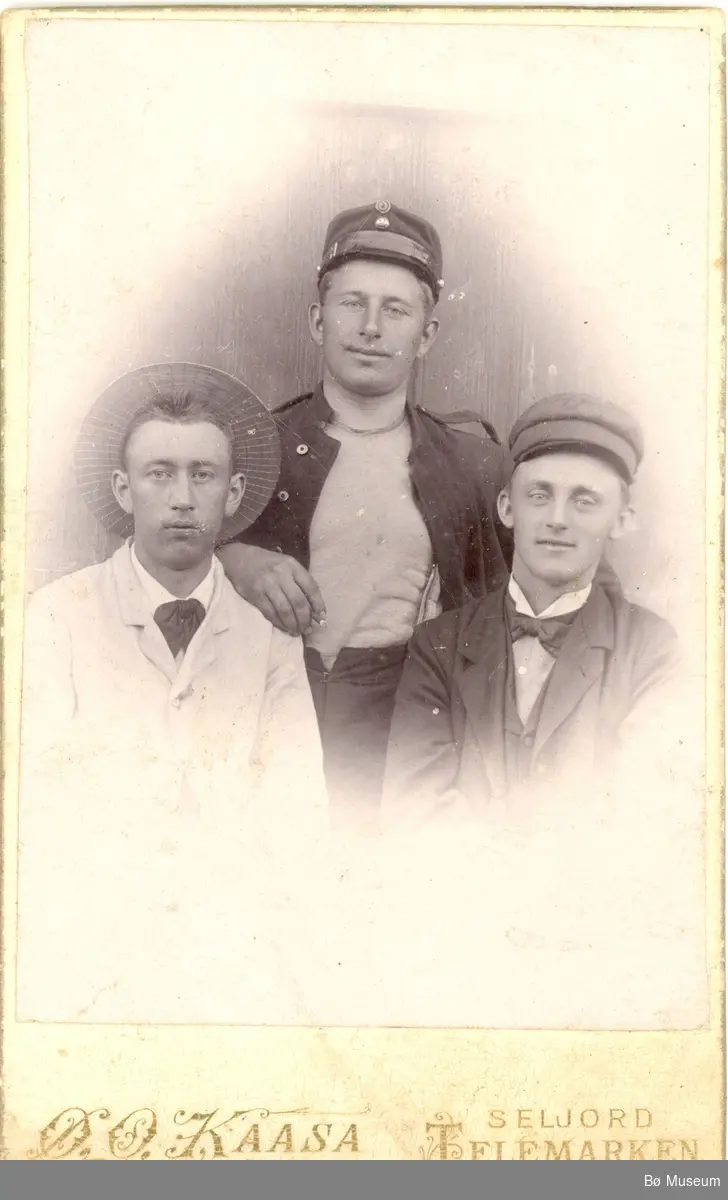 3 unge menn, portrett