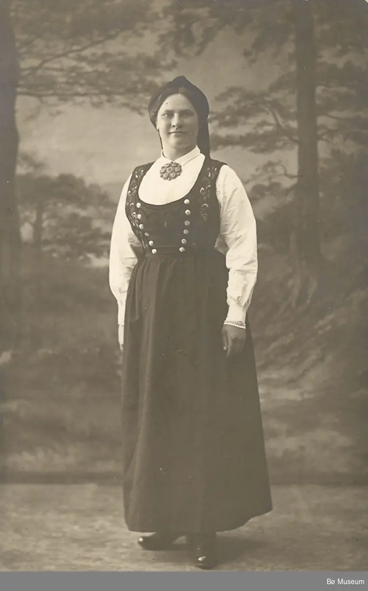 Kvinne i Tinn-bunad (Telemark)

