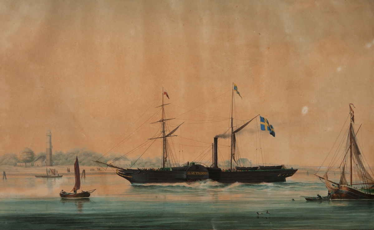 Hjulångaren GAUTHIOD sedd från babords sida gående för maskin in mot kust i bakgrunden med ett fyrtorn i vänster i bild och en större stnbyggnad med fronton lite till höger.  Fartyget är omgivet av fyra segelfartyg, det längst till höger med dansk flagga och en roddbåt. Framför båten, i bakgrunden, två Ducd´alber. I gaffeln en svensk flagga, i bakre masten namnvimpel i främre masten en flagga med vit och rött liggande fält. På skovelhjulet fartygsnamnet. På däck syns flera personer däribland ett stort antal passagerare.