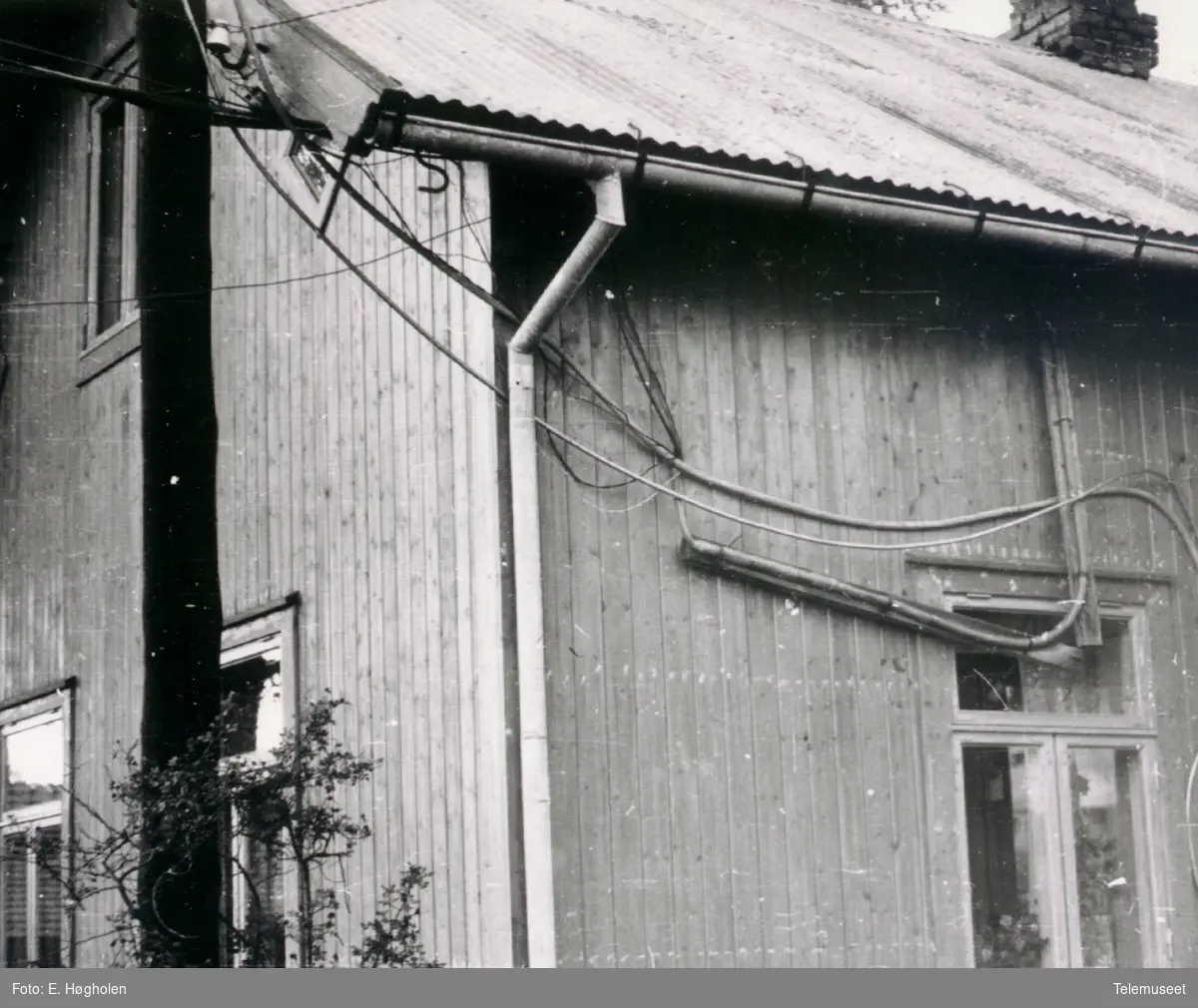 Åsbygda telefonsentral, Romedal i Stange, nærbilde av veggen