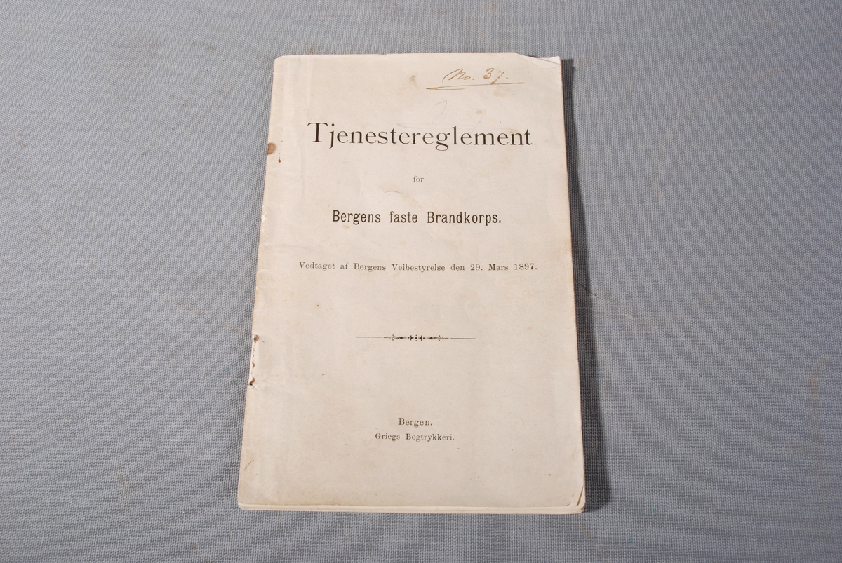 Trykt hefte med tjenestereglement for Bergens faste Brandkorps, vedtatt av Bergens Veibestyrelse den 29. mars 1897.