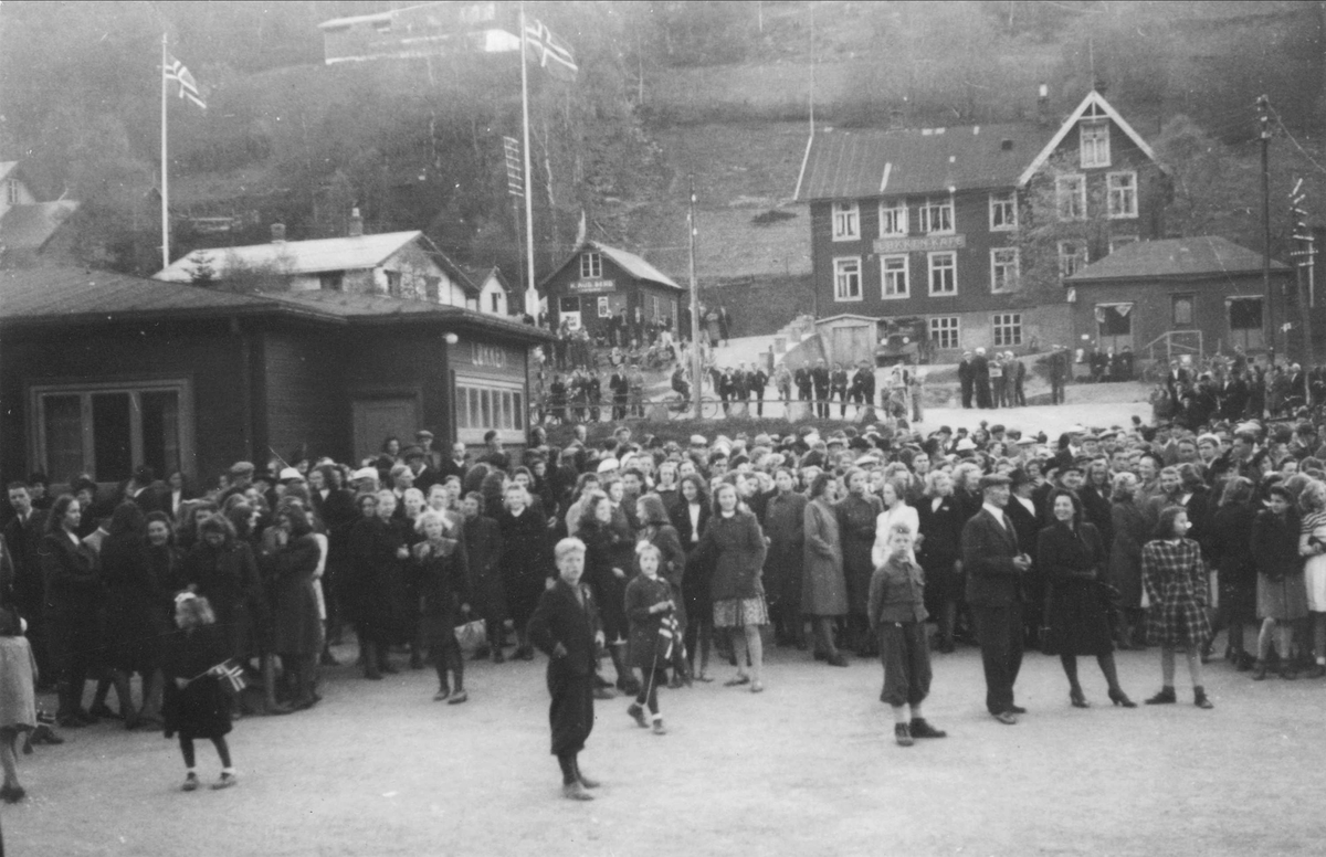Mottakelse på Løkken stasjon av tysklandsfangene Ola Isdal, Odd Olsen og Fredriik Vavold.