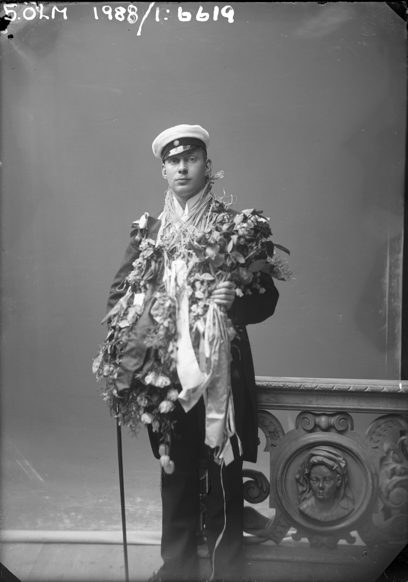 Porträtt från fotografen Maria Teschs ateljé i Linköping. 1912. Beställare: Bertil Müntzing.