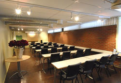 Møterom 2, klasserommet, har plass til 26 personer