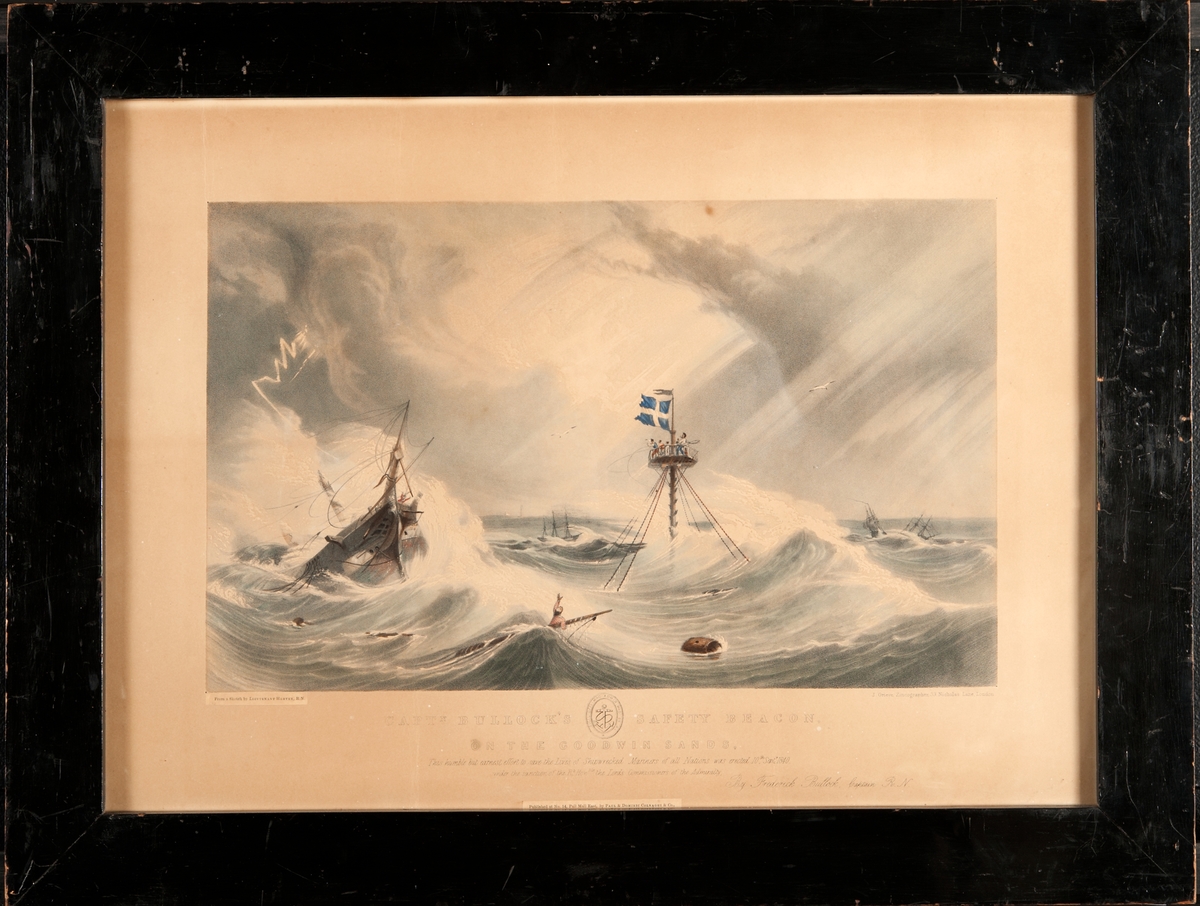Goodwin sands vid högvatten under storm med sjön brytande omkring räddningsmast med hissad flagga. Strandat enmastat fartyg.