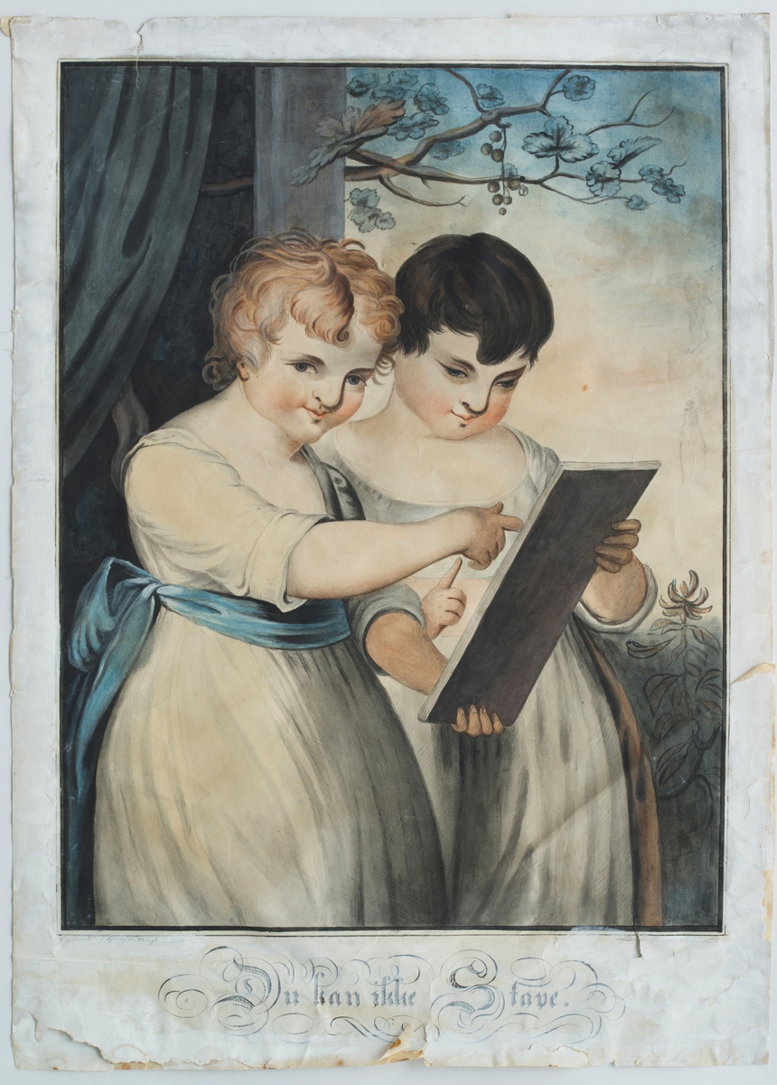 Avbildet to barn som holder i en plate, de peker og leser. De er ikledd hvite kjoler med bånd rundt livet. Den ene med blått bånd, den andre med rosa. Kvist/tre og en gardin (?) i bakgrunnen.