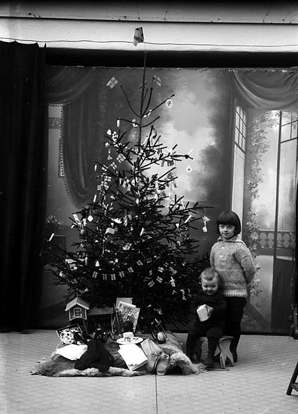 Ateljébild sönerna Johnsson med julgran och julklappar, Johnssons privata bilder
	Metallutfällning.