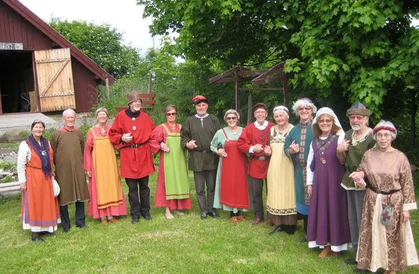 Folkedansgruppen Sølja i middelalderdrakter