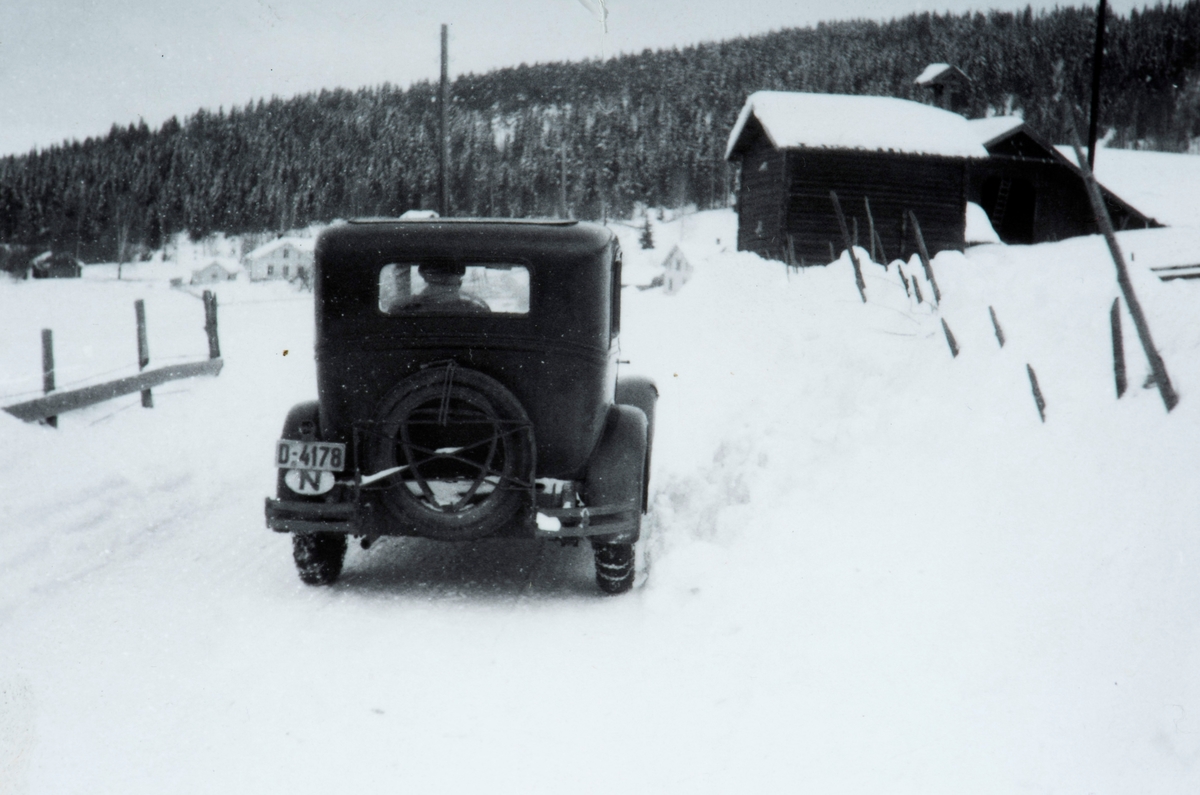 Mangerud, Åsvang, Stange,, personbil D-4178,  Chevrolet årsmodell 1929-30. vinter, veg, brøytekanter.
