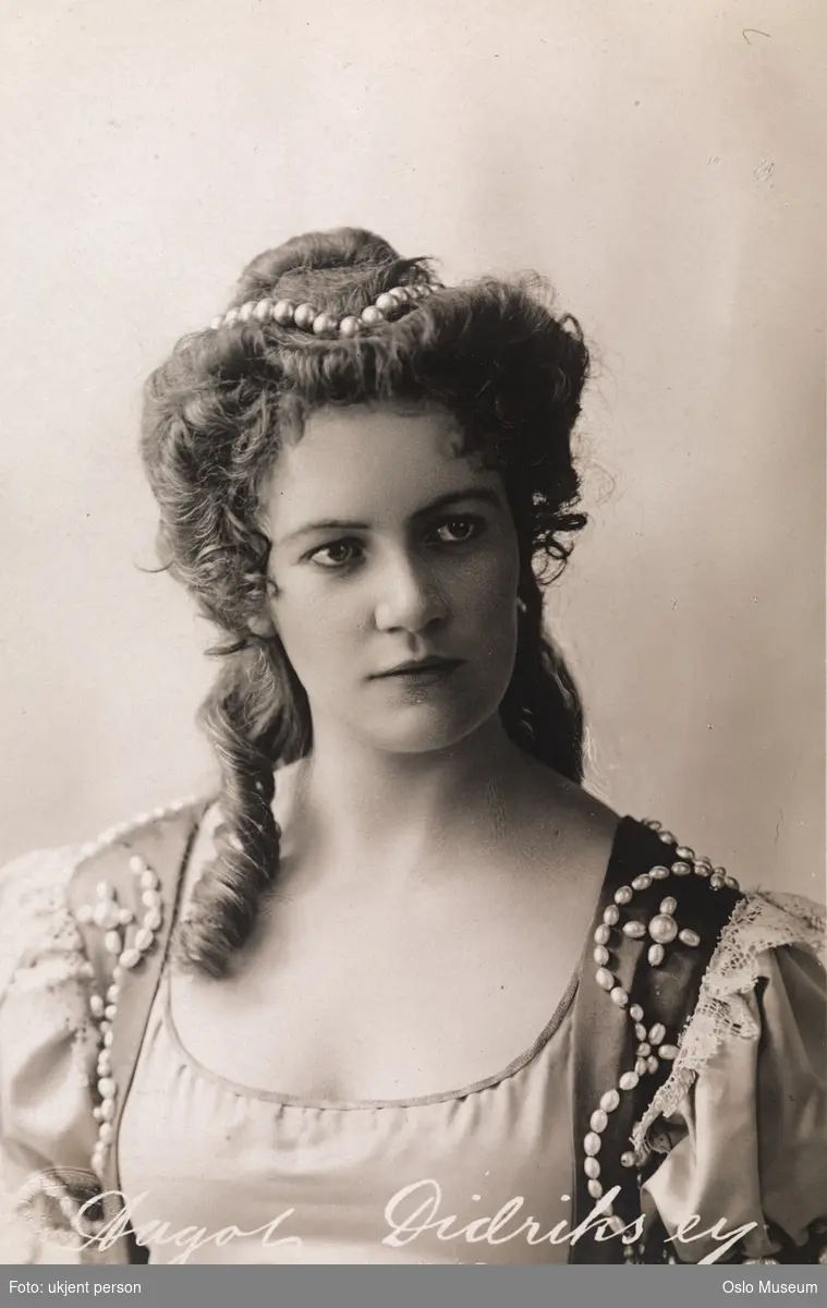 portrett, kvinne, skuespillerinne, rollebilde, Amalia von Edelreich i "Røverne" på Nationaltheatret, brystbilde, kostyme
