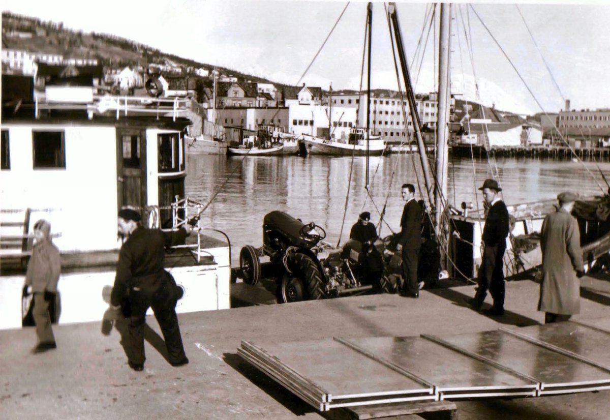 Rutebåten "Vesthorn" laster ved kai i Harstad.