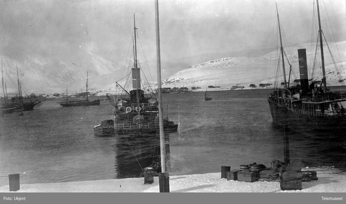 Telegrafdirektør Heftyes reise i Nord- Norge 1911. Båter i Hammerfest 23.mars.