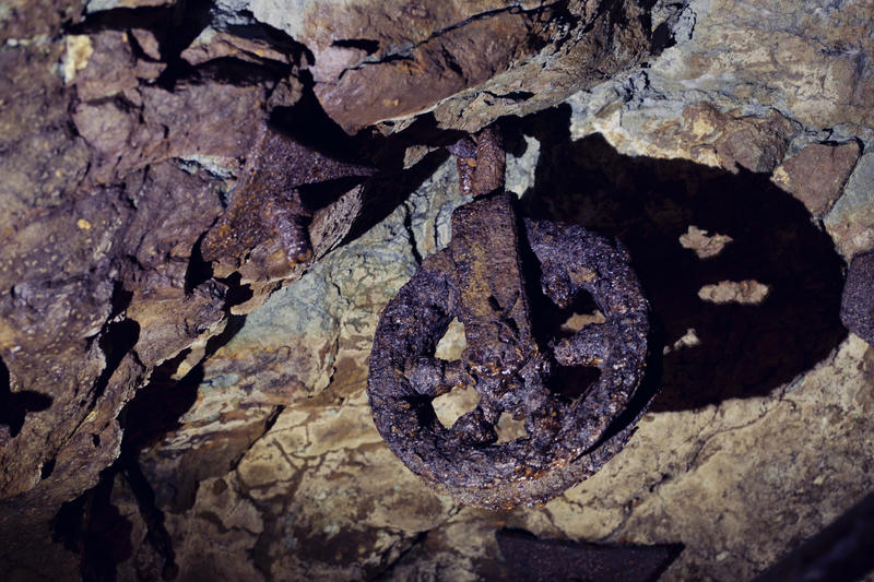 Verktøy og gjenstander av jern blir fort angrepet av rust i Gammelgruva. Her er ei talje som er igjen etter drifta.
