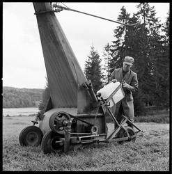 Takle gård. Takle demonstrerer syrebehandling for silofor.