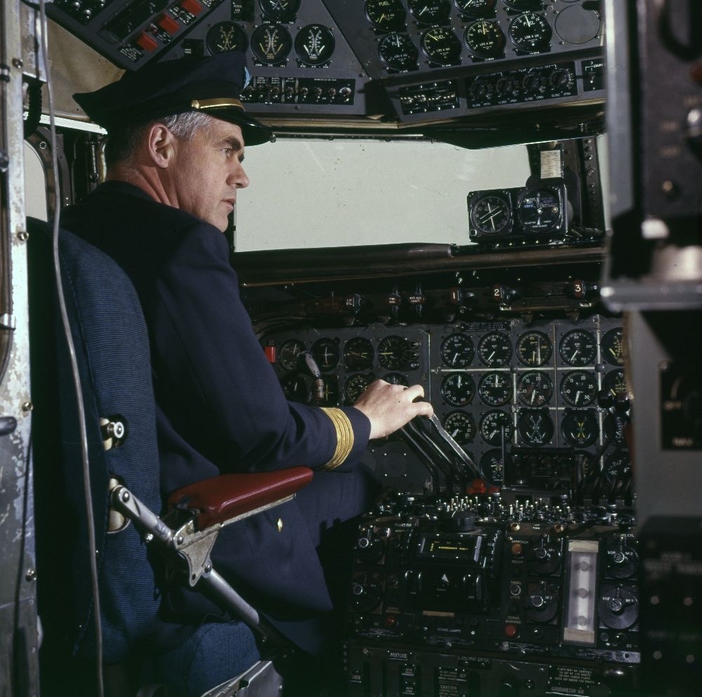 Lufthavn/Flyplass. I cockpit til et fly fra Braathens SAFE, sitter flykapteinen (pilot) klar med stikka.