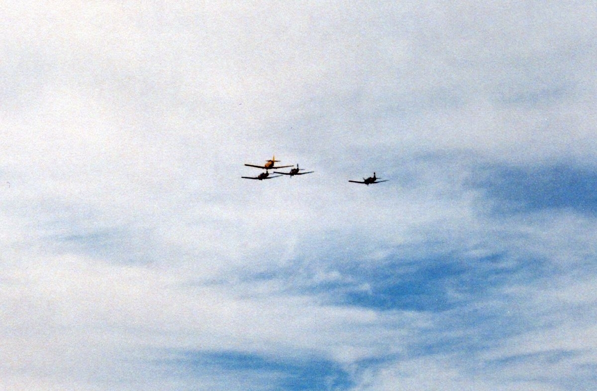 Fire fly i formasjon under et flystevne, T-6 Harvard og Yak-18.