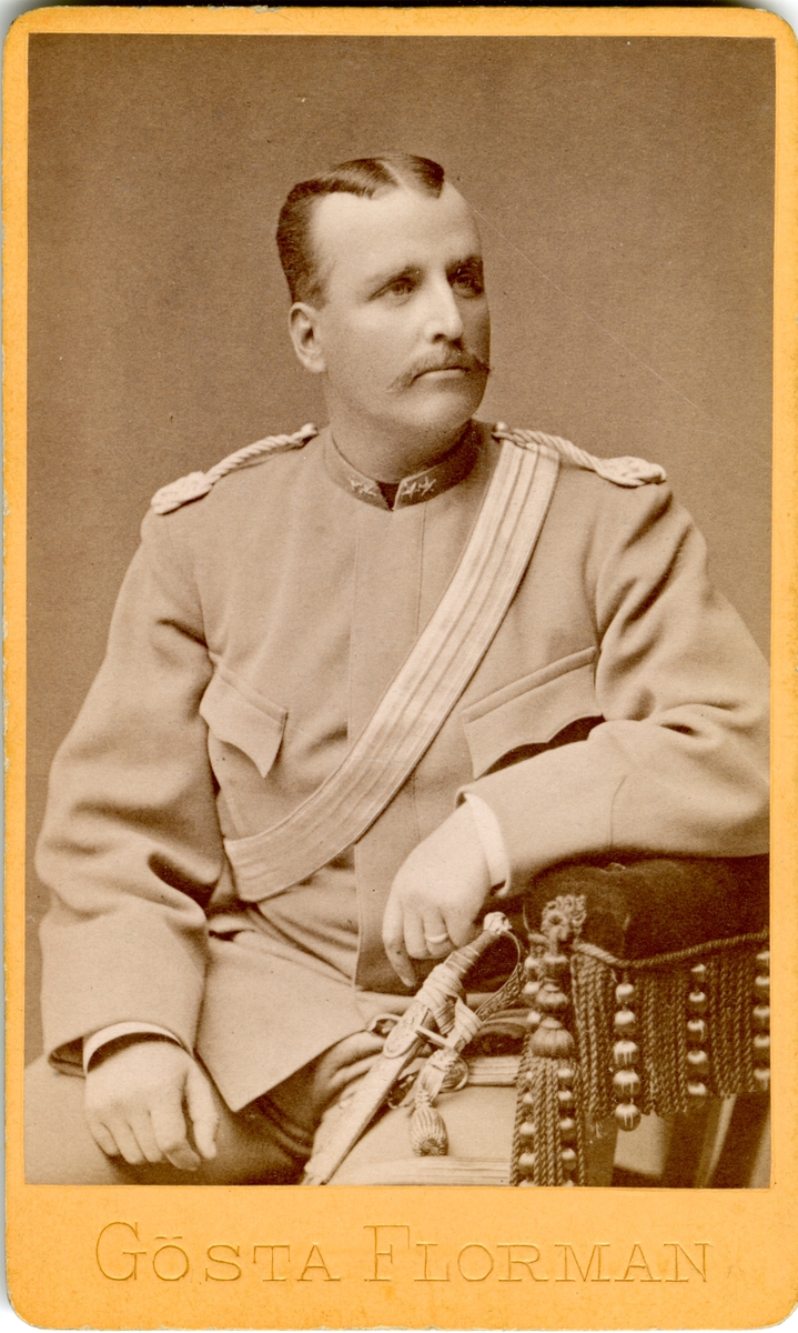 Porträtt av Adolf Patrik Hamilton, löjtnant vid Livgardet till häst K 1.

Se även bild AMA.0007540, AMA.0007584 och AMA.00021723.