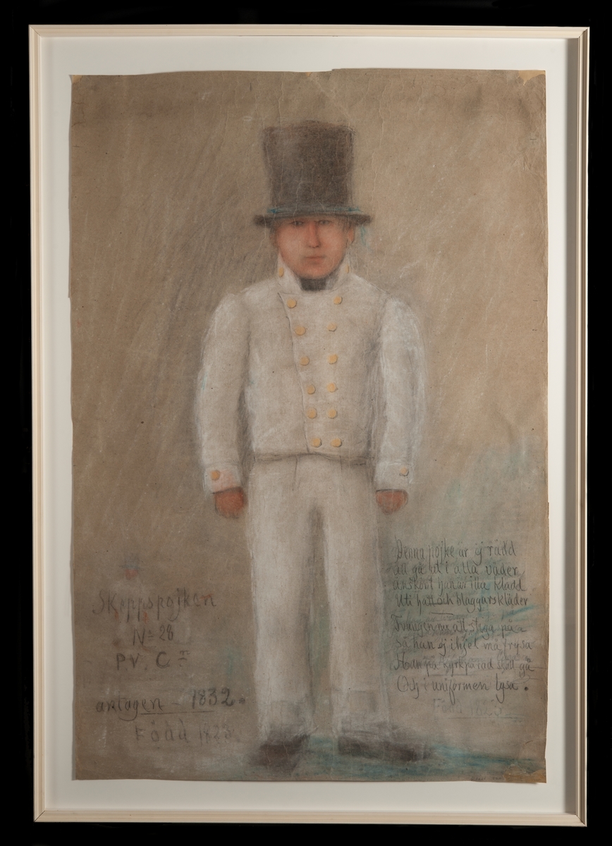 Pastell under glas på gråpapper. Skeppsgosse (No 28 P.V. Cedergren f. 1823, antagen 1832).
Vit uniform, högerknäppt, ståndkrage och gula knappar. Svart hög hatt.

Text på tavlan nedre vänstra hörnet:
Skeppspojken PV Cn antagen 1832, född 1823.
Text i nedre högra hörnet:
Denna pojke är ej rädd
att gå ut i alla väder
änskönt han är illa klädd
uti hatt och blaggarnskläder.
Tvungen nu att stiga på
så han ej ihjäl må frysa
Han på kyrkparad skall gå
och i uniformen lysa.