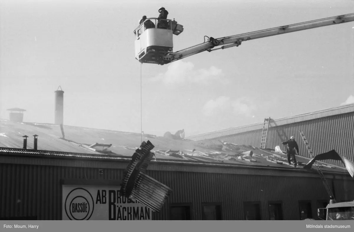 Brandkåren släcker brand i Bröderna Bäckmans industrilokal vid Gamla Riksvägen i Kållered, år 1984.

För mer information om bilden se under tilläggsinformation.