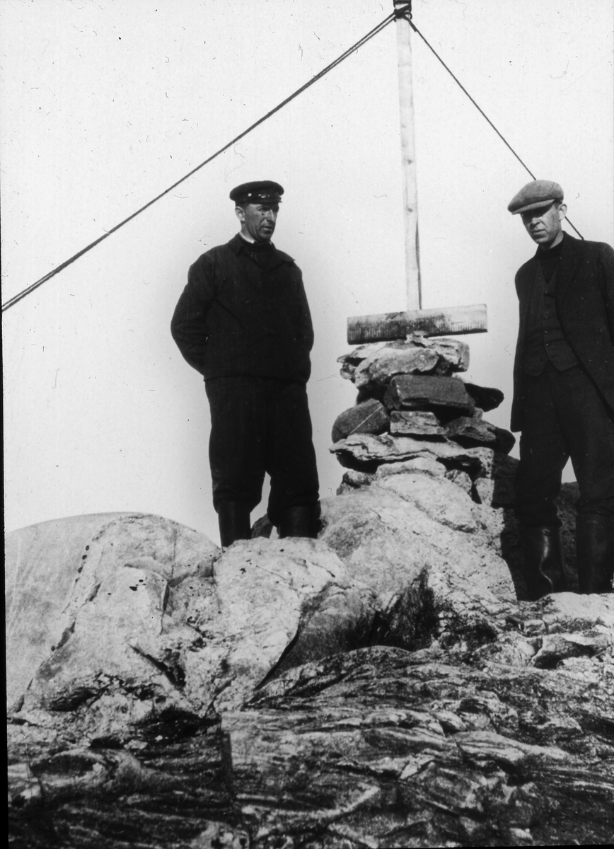 Eliassen och Horn från Bratvaag vid den varde man reser på Vitön för att markera fyndplatsen för Andréexpeditionen. Diapositiv, glas.