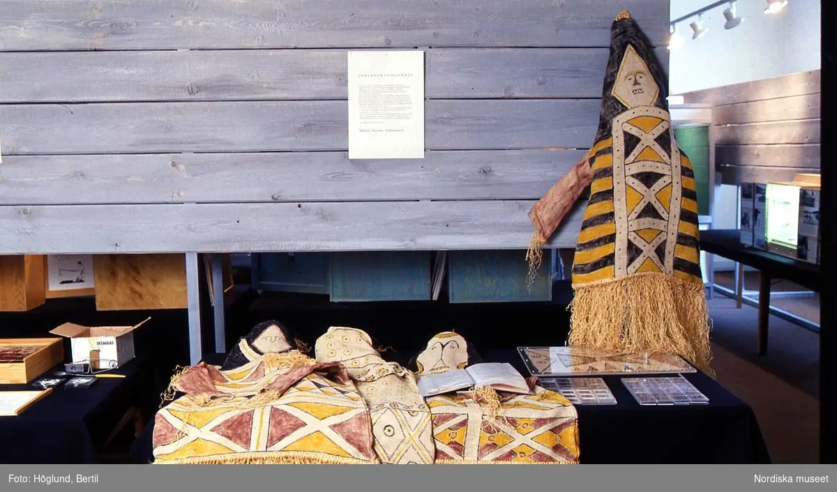 Undervisnings lådor. Tillfällig utställning " Museilåda, skollåda, koffert och väska", 1991 på Nordiska museet.