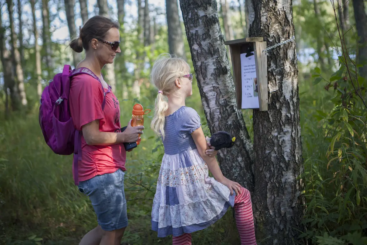Foto av mor og datter som prøver seg på natursti
