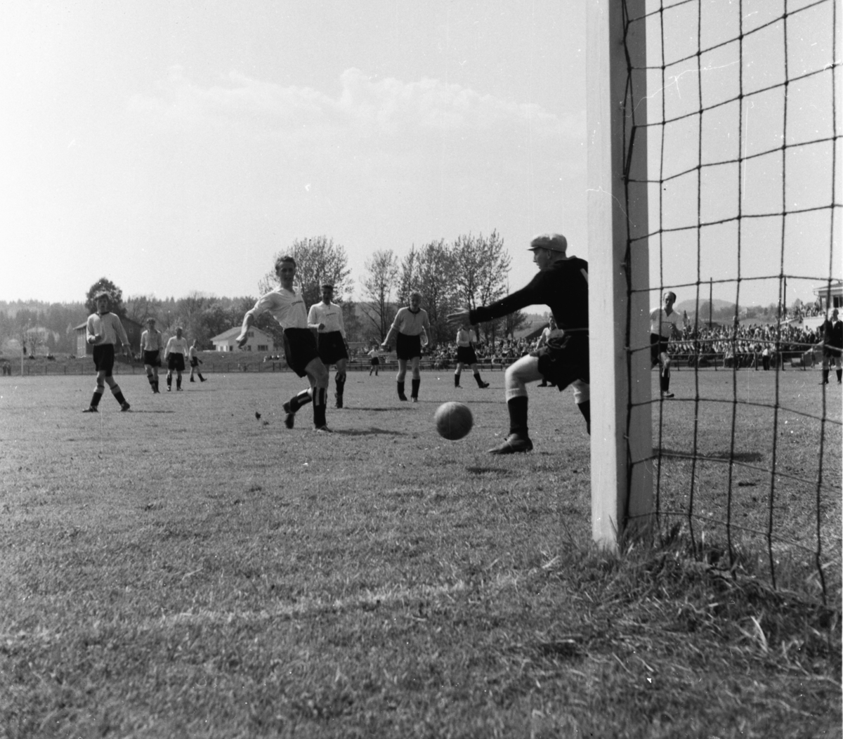 Vardens arkiv. "Fotballkamp. Odd - Moss  5-1"  27.05.1954