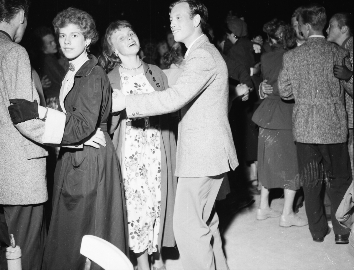 Vardens arkiv. "Byfor. arrangert i Brekkeparken"  26.05.1954