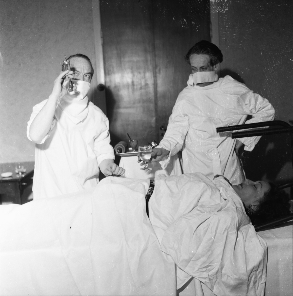 Vardens arkiv. "Operasjon" v/Arvid Nilsen og Dan Foss m/Herberth revyen"  21.05.1954