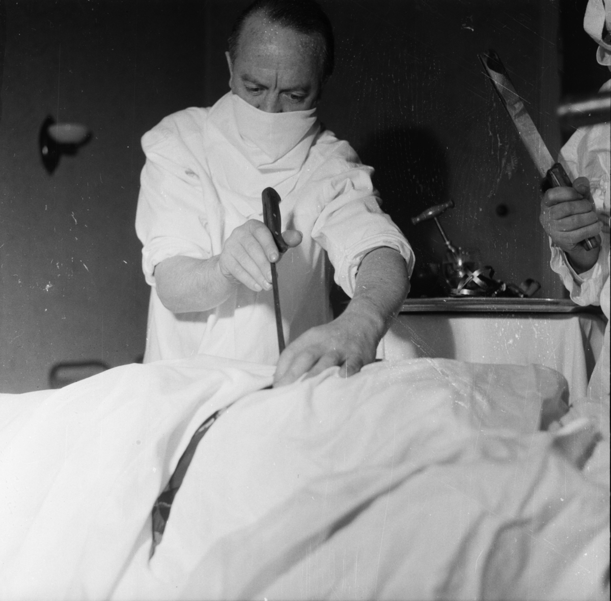 Vardens arkiv. "Operasjon" v/Arvid Nilsen og Dan Foss m/Herberth revyen"  21.05.1954