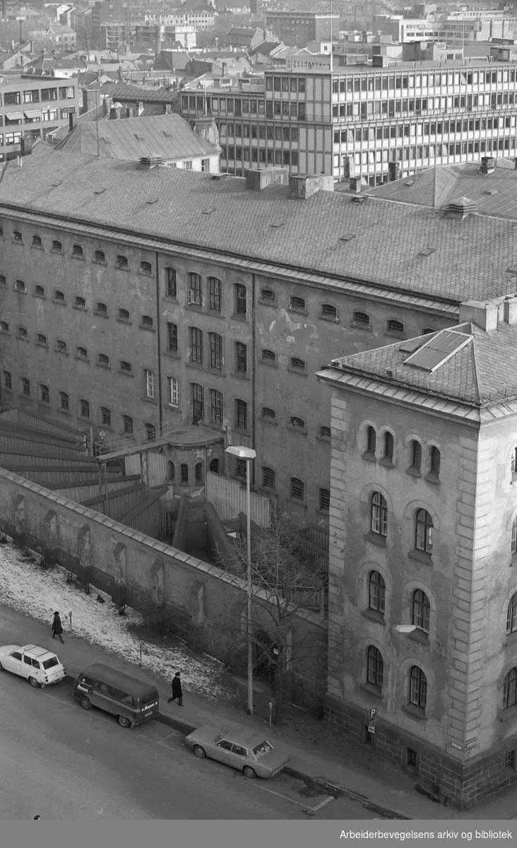 Grubbegaten og den gamle hovedpolitistasjonens (Møllergaten 19) fengsel med den gamle luftegården (Revet 1981).Foto 1978.