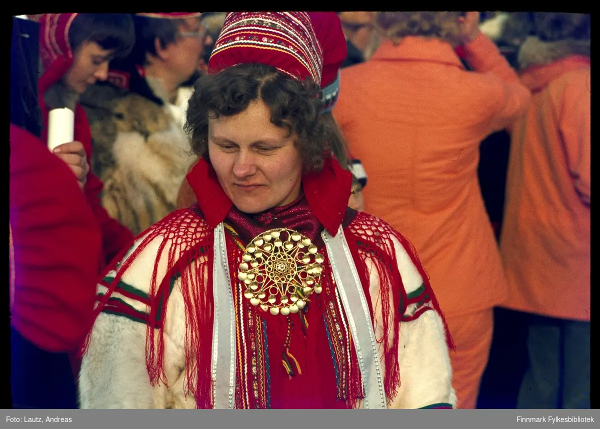 Kautokeino i 1975. Påskefestival. Kvinnen på bildet er Margrethe Aslaksdatter  Siri Bals (Nigon-Áillo Mákreda).