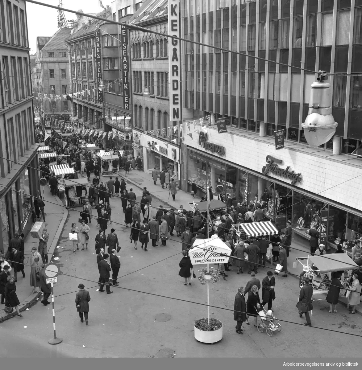 Gågate i Lille Grensen under den Britiske uken i Oslo..1966.