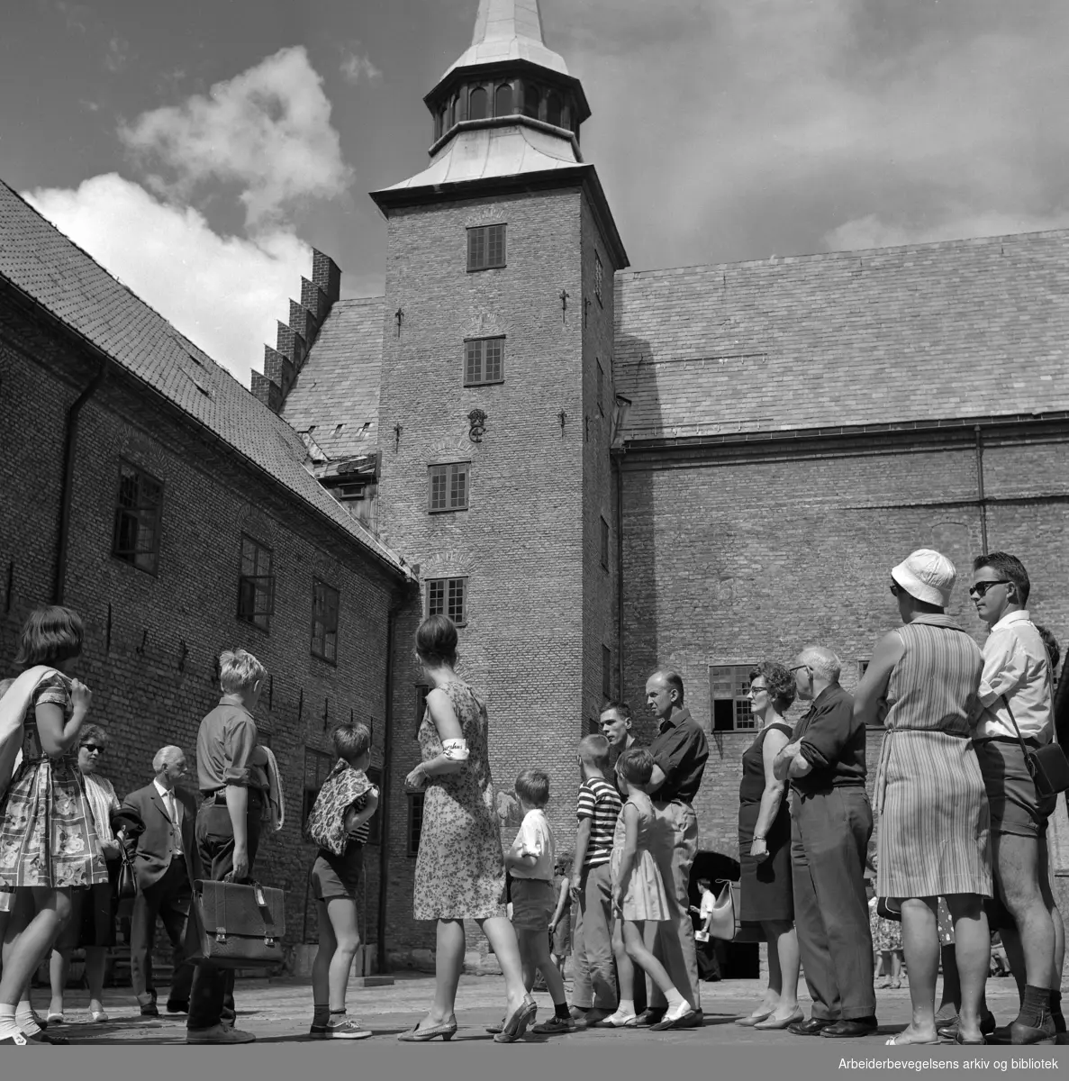 Omvisning på Akershus Slott..Turister..1960 - 1965.