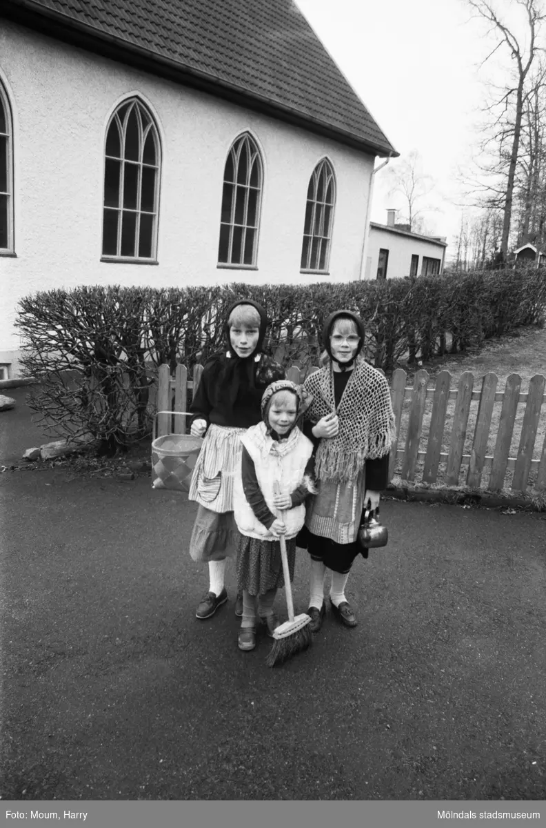 Tre flickor utklädda till påskkärringar, år 1984.

Fotografi taget av Harry Moum, HUM, Mölndals-Posten, vecka 17, år 1984.