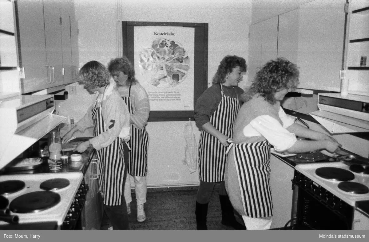 Temavecka på Ekenskolan i Kållered, år 1984. Beredning av österrikiska maträtter.

För mer information om bilden se under tilläggsinformation.
