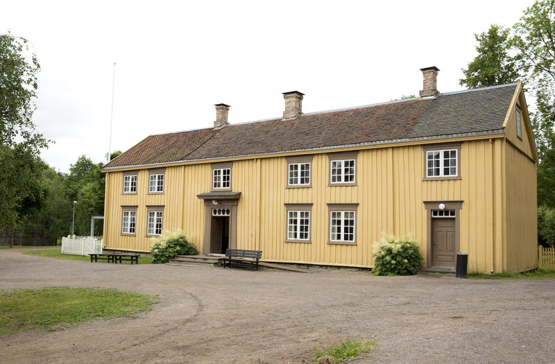 Gult gårdshus fra Stiklestad