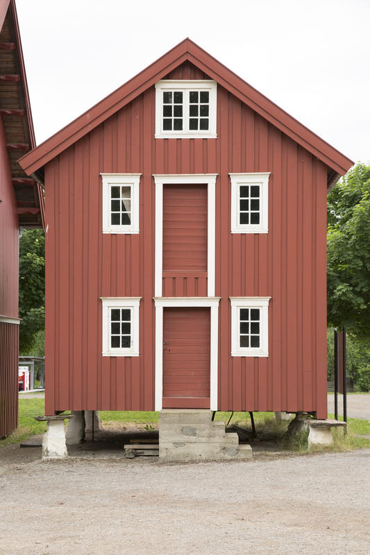 Rødt stabbur fra Trøndealg (Foto/Photo)