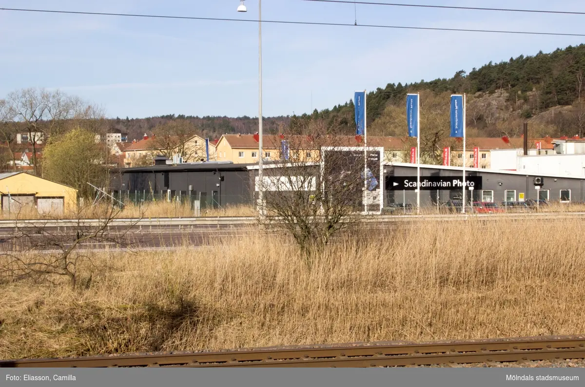 Närmast i bild ses Västkustbanan och Kungsbackaleden E6/E20. Lägenhetsområdet i bakgrunden ligger på Vänortsgatan. Till höger ser man Safjället. Höghusen till vänster i fonden ligger på Häradsgatan 27-31.
