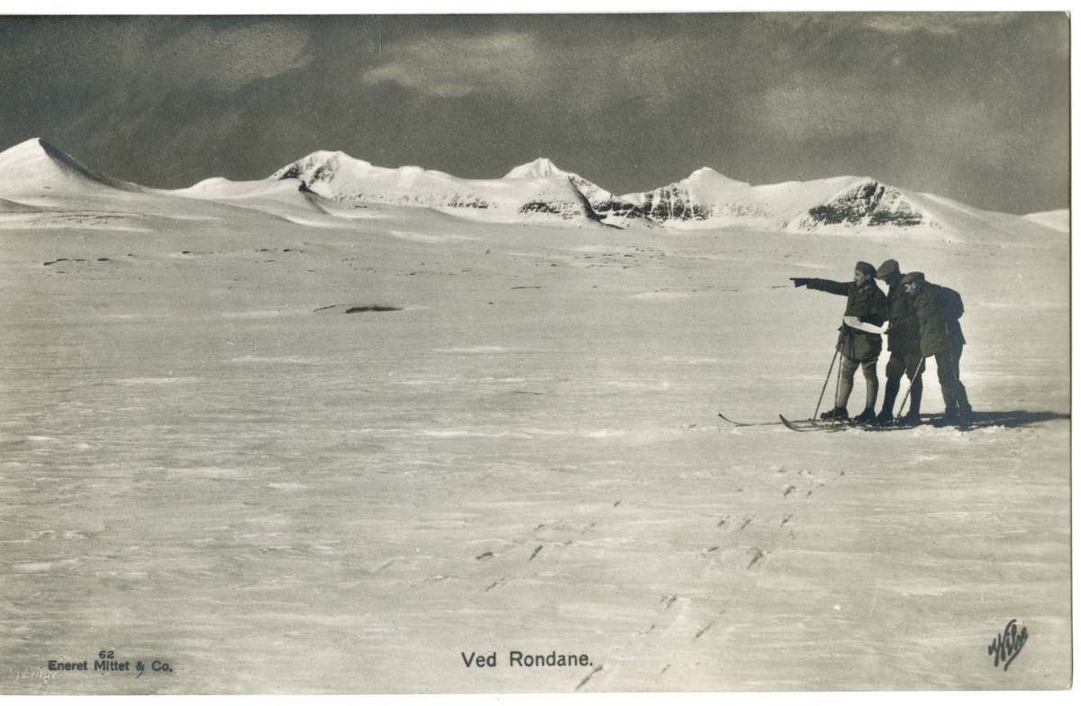 Postkort. Skiløpere i snødekt høyfjellslandskap i Rondane.