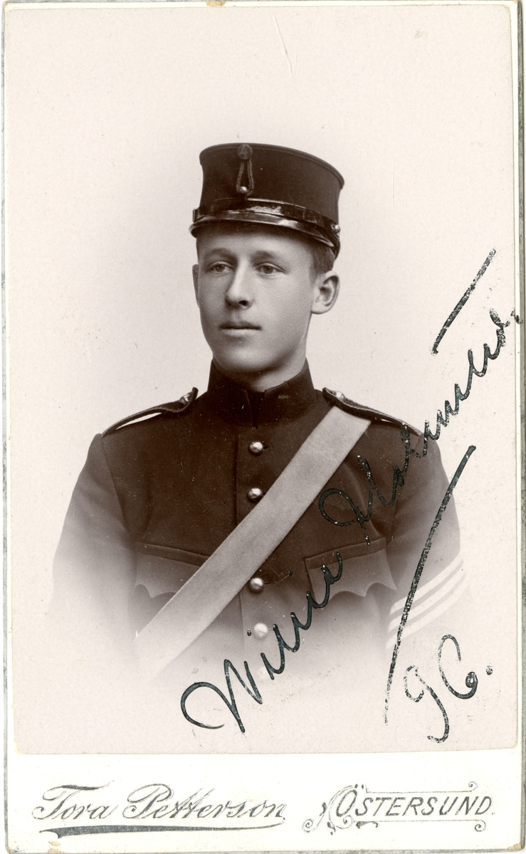 Porträtt av Mårten Willie Holmstedt, underlöjtnant vid Norrlands artilleriregemente A 4.