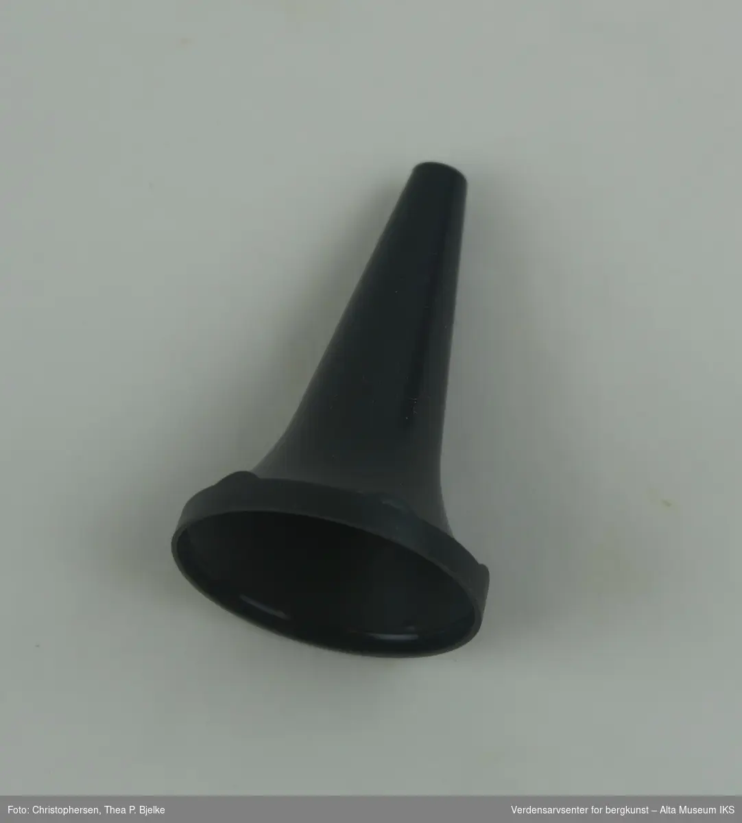 Plastsylinder med grep og trykket gradert skala med målenheter i ml på utsiden, tilhørende plaststempel med svart stempelstopp, og en grå plasthette.  

A: Sprøyten.
B. Ekstradel, hette.