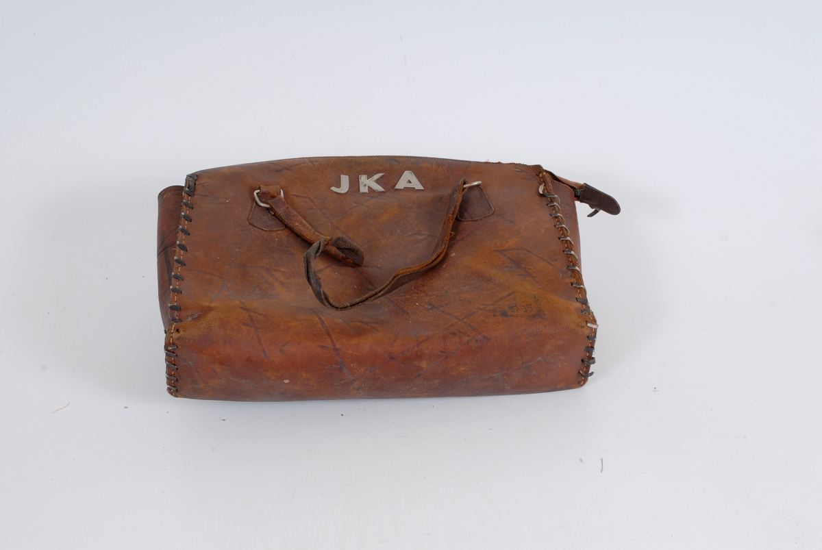 JKA (kan muligens være initialene til eieren, dersom en stokker om fornavnene og bruker pikenavnet Johanne Karen Andersen)