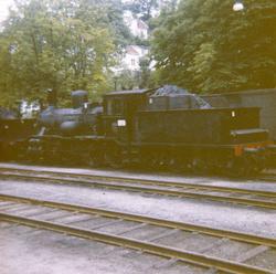 Damplokomotiv type 18c 226 hensatt på Arendal stasjon. Dampl