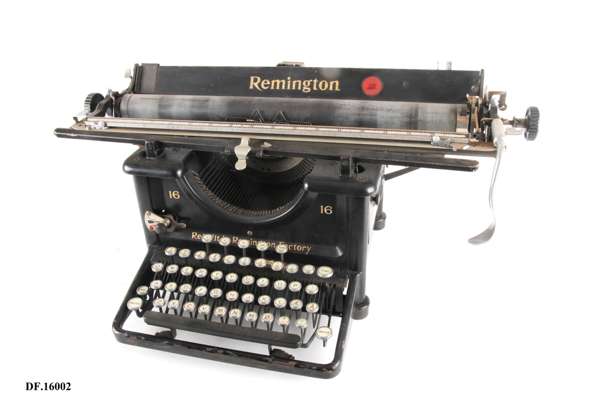 Manuell skrivemaskin med skrivevalse.
